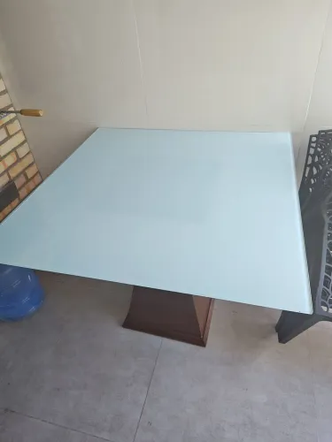 Mesa para 4 cadeiras seminova
