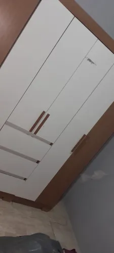 Vendo guarda roupa novinha só uns aranhao como na foto por conta de mudança 