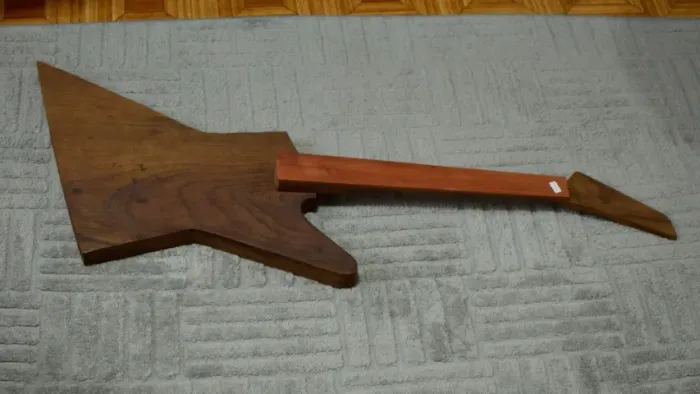 Corpo e braço pré cortados para guitarra Explorer imbuia (EX301)