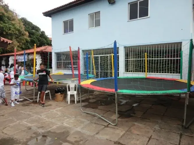 Cama Elástica (Pula - Pula), Quatro metros e meio de Diâmetro