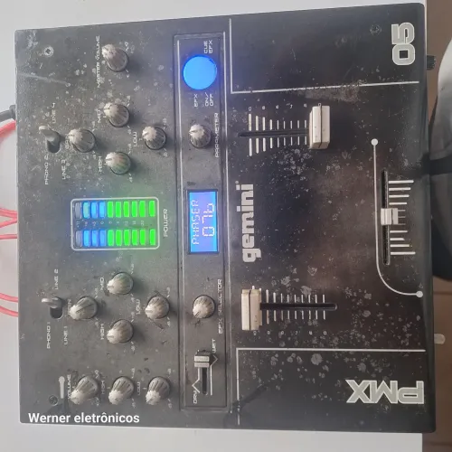 Mixer Gemini PMX 05 com efeitos.
