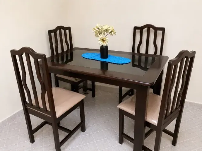 Mesa de jantar com tampo de vidro + 4 cadeiras