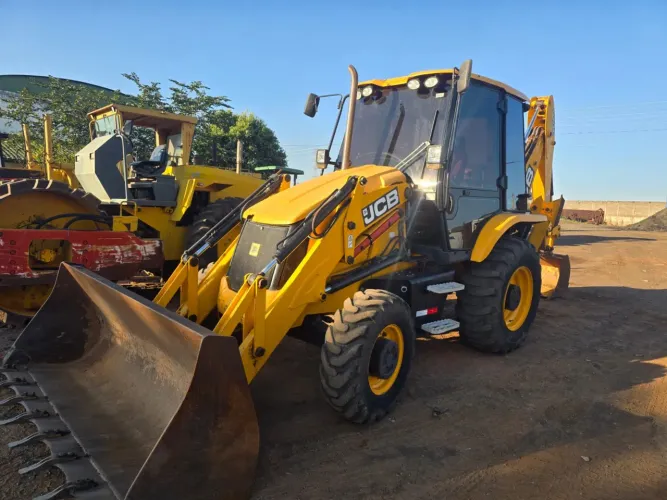 RETROESCAVADEIRA MARCA JCB 3CX ANO 2024