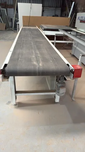 Mesa de retorno motorizada para coladeira de bordos com 7 metros de comprimento.