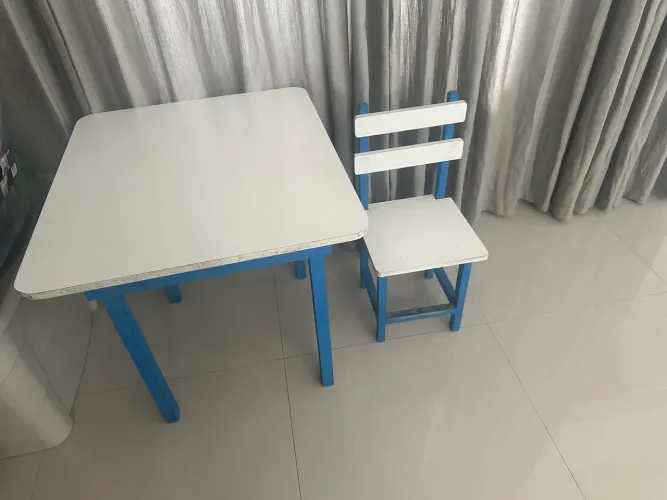 Mesa com cadeira infantil