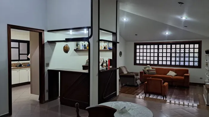 Casa à venda e aluguel no bairro Vigilato Pereira em Uberlândia