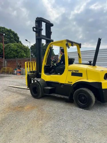 Vende se Empilhadeira 7 Toneladas Hyster 2013 diesel.