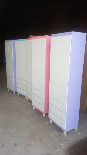 Vende-se Guarda-roupa infantil com; 180 de altura, 60 de comprimento, 36 de profundidade