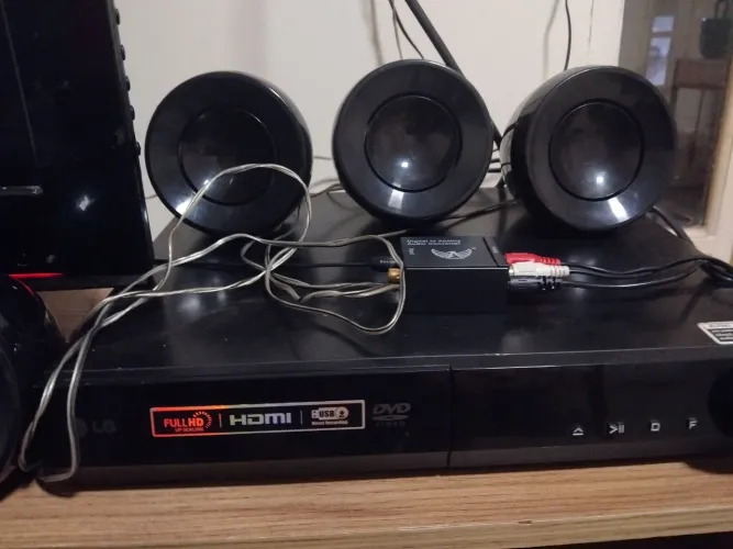 Home theater Lg semi novo com 6 caixas,conversor de audio, funcionando hdmi,usb dvd e tudo