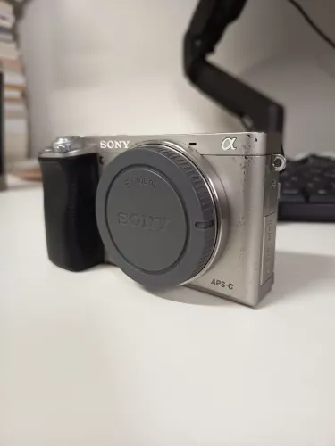 Sony A6000 Prata | Apenas 3.798 Cliques | Excelente Estado