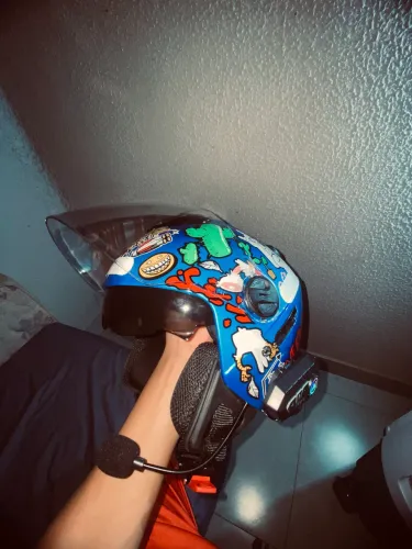 capacete aberto com óculos