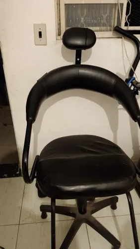 Cadeira de cabeleireiro com apoio de cabeça
