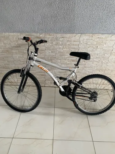 Bicicleta Caloi aro 26 com dupla suspensão (full suspension)