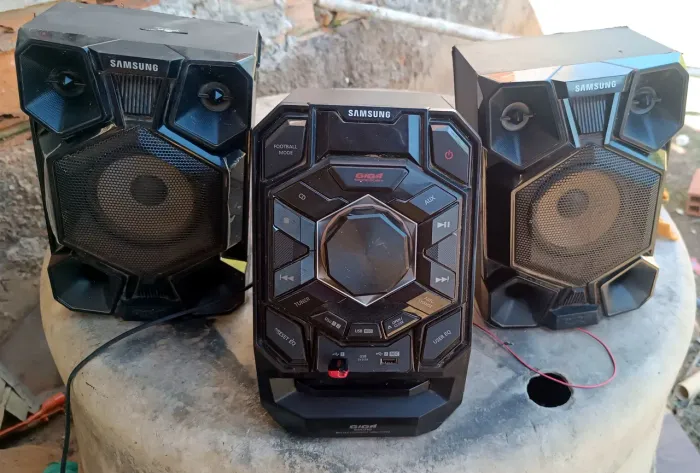 Mini System Samsung MX-J640/ZD - 200W RMS, Duplo USB e CD Player (Bivolt)