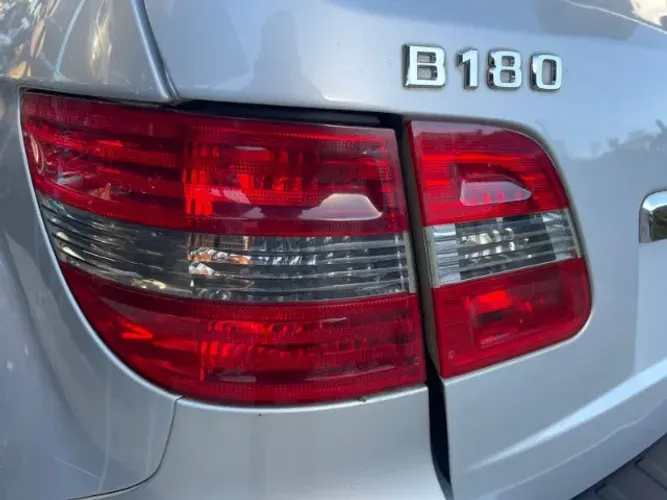 Conjunto de Lanternas Mercedes B180 2011