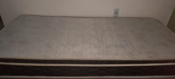 Colchão de solteiro para cama box conservado.