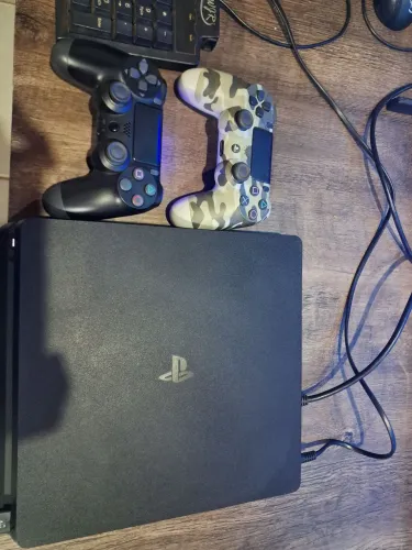 PS4 SLIM DESBLOQUEADO COM 2 CONTROLES HD 500 COM 60 JOGOS..