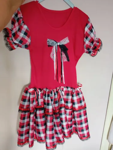 Vestido de festa junina preto e vermelho com laços