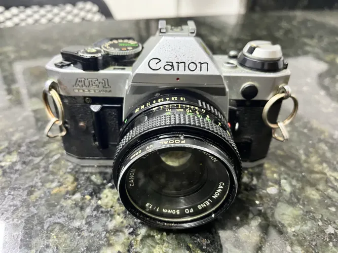 Cânon AE-1 PROGRAM + Lente Canon FD 50mm f/1.8 - Analógica Clássica 