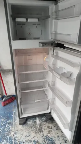 Vende-se uma geladeira Brastemp muito boa