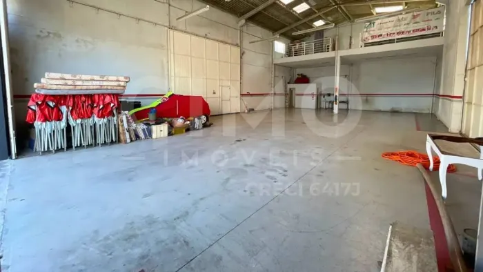 Galpão para locação em São José/SC 320m² com pé-direito alto e mezanino