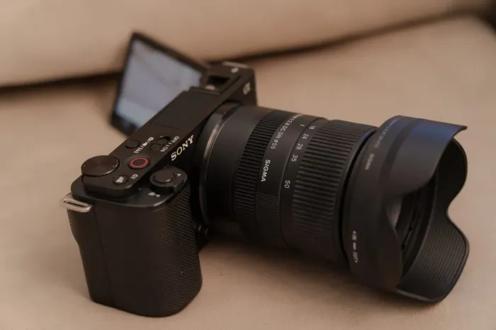 Sony ZV-E10 + Sigma 18-50 + Acessórios