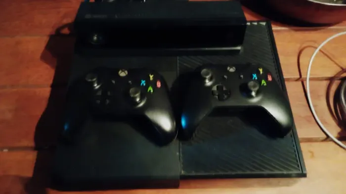 Vendo XBOX ONE (com 2 controles, fonte, Kinect, caixa e acompanha um jogo Tombo Raider).