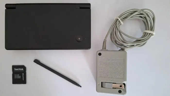 Nintendo DSi Cor Preta - Desbloqueado + Cartão MicroSD 16GB + Carregador original
