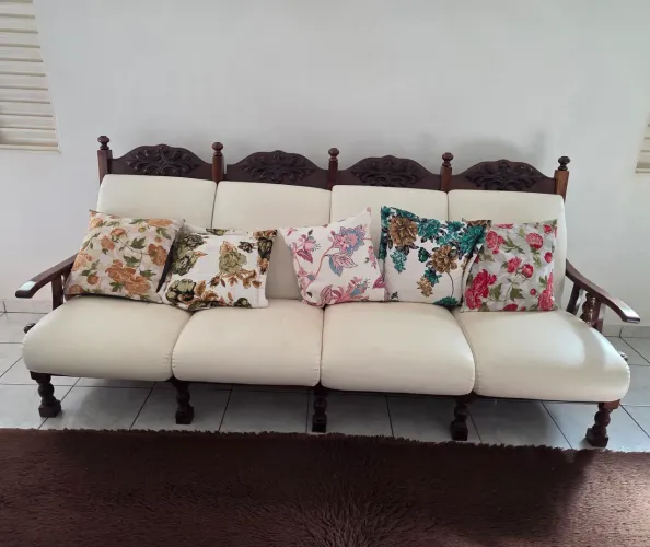 Vendo sofá antigo(reliquia) perfeito estado 6 lugares