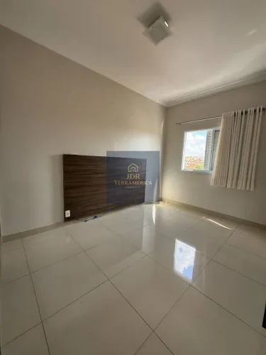 Apartamento porteira fechada com 2 dormitórios, sacada e 2 vagas à venda na Vila Santa Mar