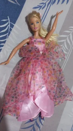 Boneca Barbie com corpinho Estrela