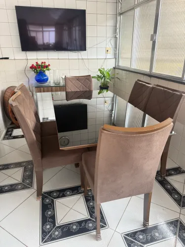Mesa de jantar com 6 cadeira