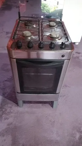 Vende-se esse fogão inox .