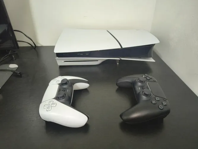 Vende-se PS5 slim com leitor de disco + mídia física + 2 controles+ 2 jogos, semi-novo 