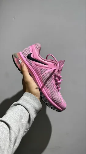 Tênis Nike Air Max x Stussy.
