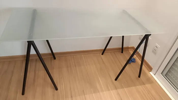 Mesa escritório em vidro, base metal..