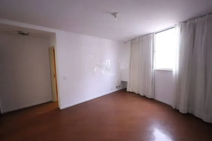 Excelente apartamento, quarto e sala, espaçoso, com dependência completa, em ponto nobre d