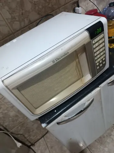 Microondas Electroluxs 30 litros ótimo estado funciona