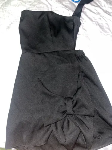 Vestido preto com laço de festa