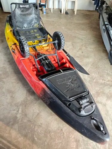 Vendo caiaque combat fishing edição especial com Box cor Barcelos