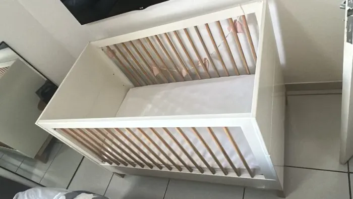 Berço Cozy que vira caminha Branco com Carvalho Quater