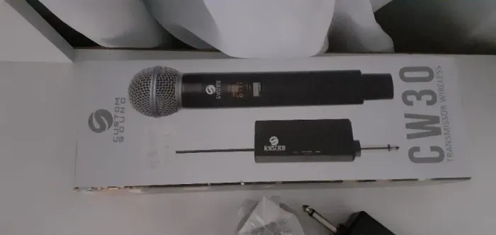 Microfone profissional sem fio semi novo na caixa 200