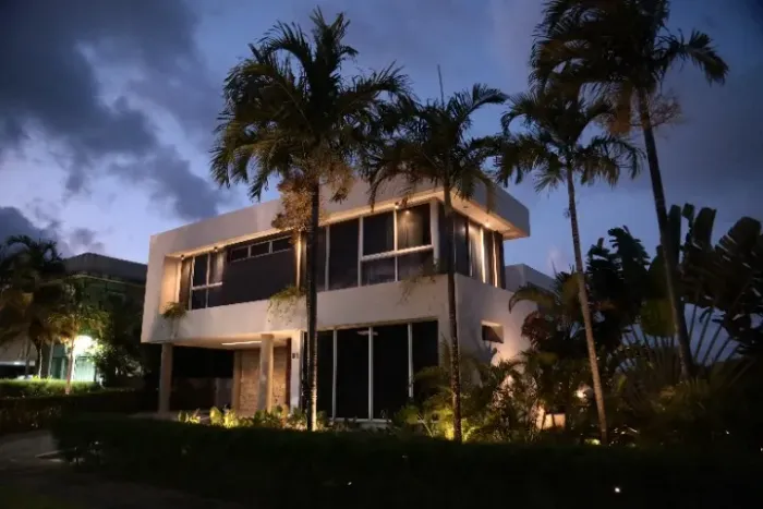 Casa de Esquina em Cond. de Alto Padrão em Intermares