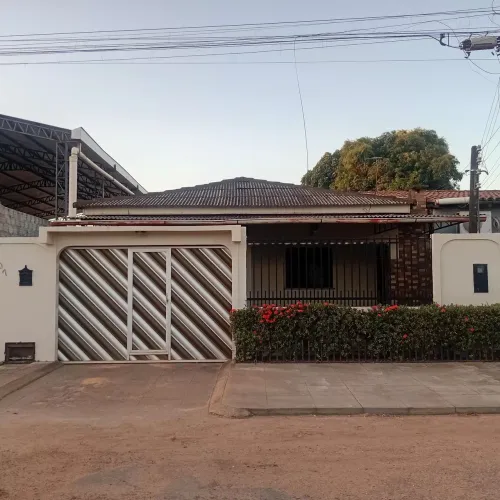 Esta casa está à venda.