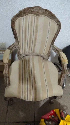 Poltrona Luiz xv. Precisa de reparo no estofado. Mas a estrutura está muito boa.