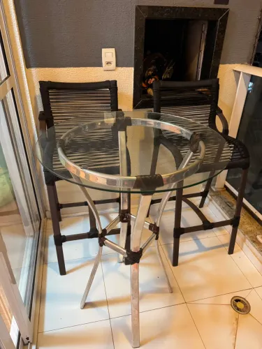 Bistrô com 2 banquetas altas