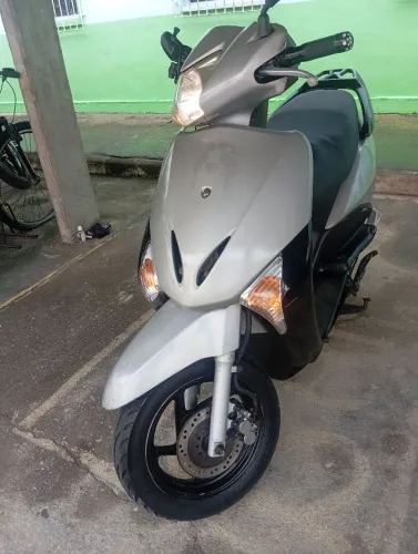 Scooter Honda Lead Emplacada em Dias 