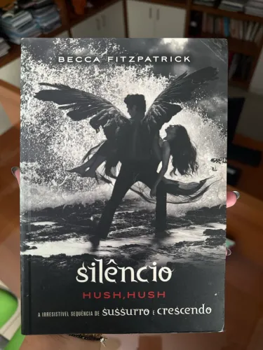 Livro silêncio HUSH HUSH