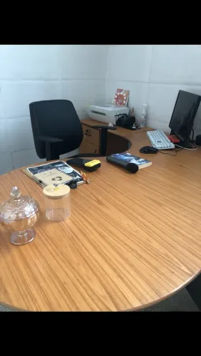 Mesa de escritório com cadeira 