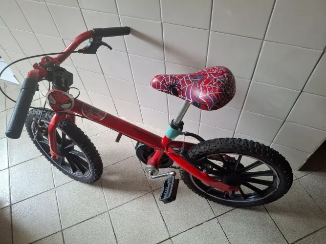 Bicicleta homem aranha de 4 a 6 anos